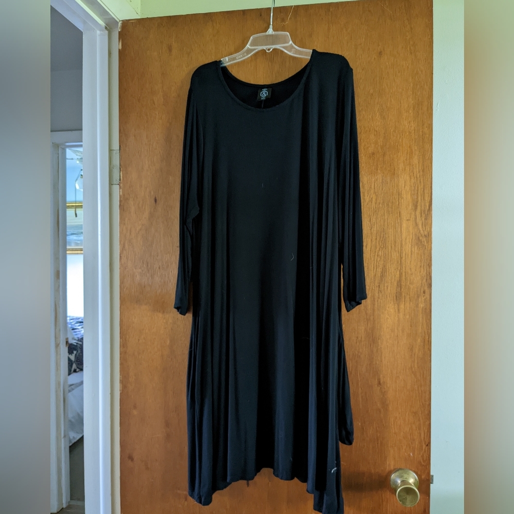 Black 3/4 sleeve dress.